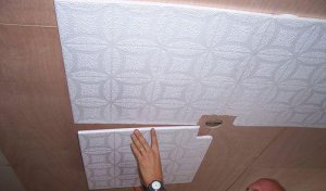 7 шагов как правильно наклеивать потолочную плитку