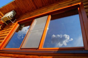Строительство деревянных домов с пластиковым остеклением: как установить окна