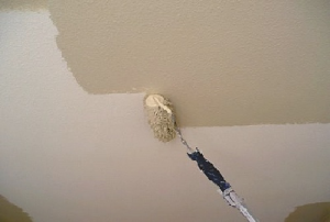 Удаление побелки с потолка