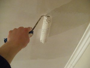 Как самостоятельно окрасить потолок