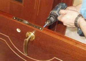 Ремонтируем деревянную дверь