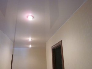 Потолок в коридоре и его освещение