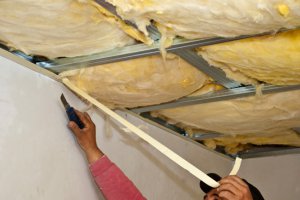 Утеплять потолок минеральной ватой или керамзитом