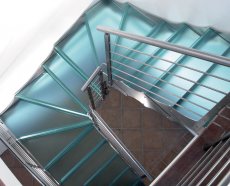 Стеклянные лестницы: виды и достоинства