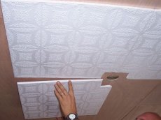 Отделка потолка плиткой из пенополистирола