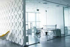 Стеклянные перегородки – передовые решения в дизайне интерьеров офисов