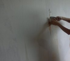 Как убрать со стен старую краску при ремонте