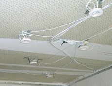 Как монтировать светильники в натяжном потолке