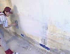 Подготавливаем бетонные стены под покраску