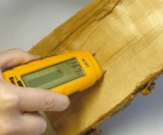 Как можно определить уровень влажности древесины?