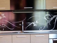 Изготовление и установка стеклянного кухонного фартука