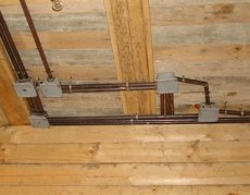 Как проложить проводку в деревянном доме?