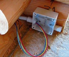 Как проложить проводку в деревянном доме?
