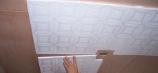 Как правильно клеить потолочную плитку