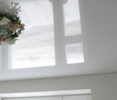 Преимущества натяжных потолков белого цвета