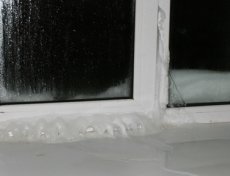 Замерзают окна из пластика на балконе: что предпринять?