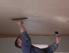 Как правильно выполнять работы по штукатурке потолков?