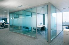 Сделать офис удобным можно с помощью стеклянных перегородок