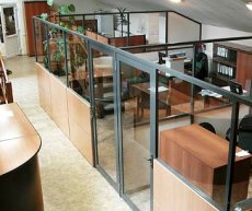 Стеклянные перегородки в офис - современное решение зонирования помещения