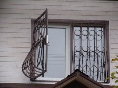Решетки на окна для дачи: разновидности