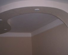 Как самостоятельно сделать узор по периметру потолка?