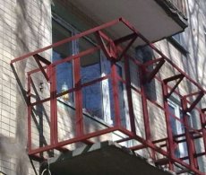 Остекление балкона с выносом: преимущества технологии
