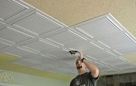 Как поклеить пенопластовую плитку на потолок