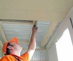    Чем отделать потолок на балконе