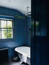 Нескучный интерьер ванной в сине-белых тонах: как это возможно
