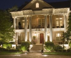 Подсветка фасада загородного дома: чем отличается от подсветки городских зданий?