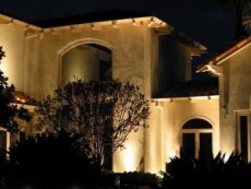 Подсветка фасада загородного дома: чем отличается от подсветки городских зданий?