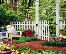 Как задекорировать садовый забор?