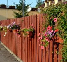Как задекорировать садовый забор?