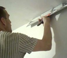 Как наносить шпаклевку на потолок?