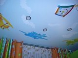 Чем отделать потолок в детской комнате