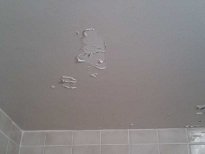  Почему отслаивается краска на потолке