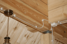 Способы монтажа электроповодки в деревянном доме