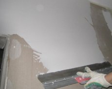 Как выровнять стену шпатлевкой в два слоя