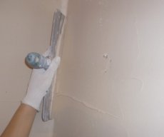 Как выровнять стену шпатлевкой в два слоя