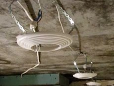 Как установить люстру в натяжной потолок?