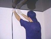 Как выбрать и установить маскировочную ленту для натяжного потолка