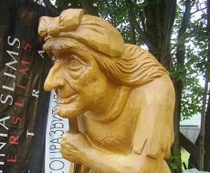 Скульптура Бабы Яги в дереве – идеальный вариант украшения ландшафта