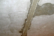 Как правильно заделать шов в бетонном потолке