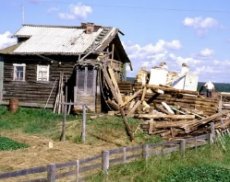 Демонтаж старого деревянного дома