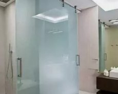 Как сделать зонирование ванной комнаты, используя стеклянные перегородки