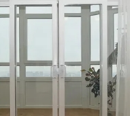 Раздвижные стеклянные двери на балкон: типы и особенности