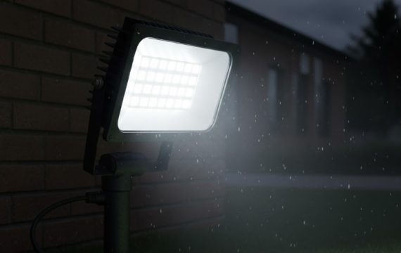 Да будет свет! Как выбрать светодиодный прожектор для участка и не пожалеть